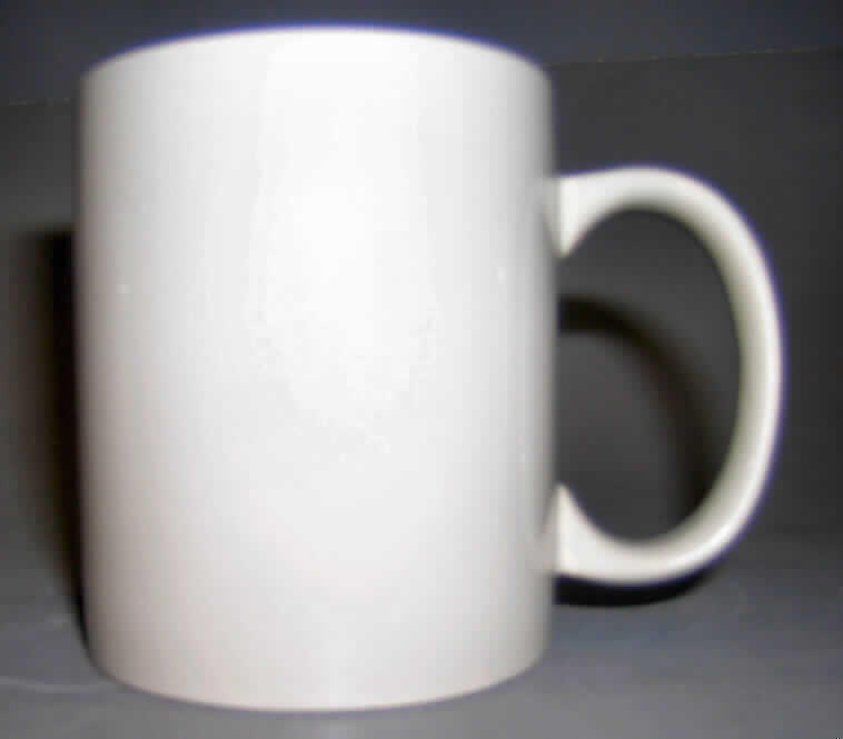 Keramisches Geschirr, sog. Trinkbecher softcolor mug light grey, siehe Foto, 
- graufarben glasierte, becherartige Tasse mit Henkel, 
- mit einem Durchmesser von ca. 8,0 cm und einer Höhe von ca. 9,5 cm, 
- keramisches Erzeugnis, nach der Formgebung gebrannt, tonmineralhaltiges Material 
  enthaltend, 
- nach dem Ergebnis der augenscheinlichen Untersuchung handelt es sich um Steinzeug 
  (beigefarbener Scherben, nicht ritzbar, nicht lichtdurchlässig, nicht an der Zunge haftend, 
  inhomogene Bestandteile mit dem bloßen Auge nicht wahrnehmbar), 
- Geschirr zur Verwendung als Gegenstand zum Tisch- und Küchengebrauch.