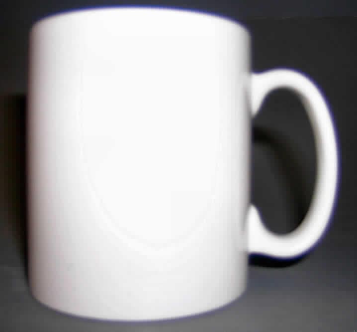 Keramisches Geschirr, sog. Trinkbecher 10 oz, siehe Foto, 
- weißfarben glasierte, becherartige Tasse mit Henkel, 
- mit einem Durchmesser von ca. 8,1 cm und einer Höhe von ca. 9,2 cm, 
- keramisches Erzeugnis, nach der Formgebung gebrannt, tonmineralhaltiges Material 
  enthaltend, 
- nach dem Ergebnis der augenscheinlichen Untersuchung handelt es sich um Steinzeug 
  (weißer Scherben, nicht ritzbar, nicht lichtdurchlässig, nicht an der Zunge haftend, 
  inhomogene Bestandteile mit dem bloßen Auge nicht wahrnehmbar), 
- Geschirr zur Verwendung als Gegenstand zum Tisch- und Küchengebrauch.
