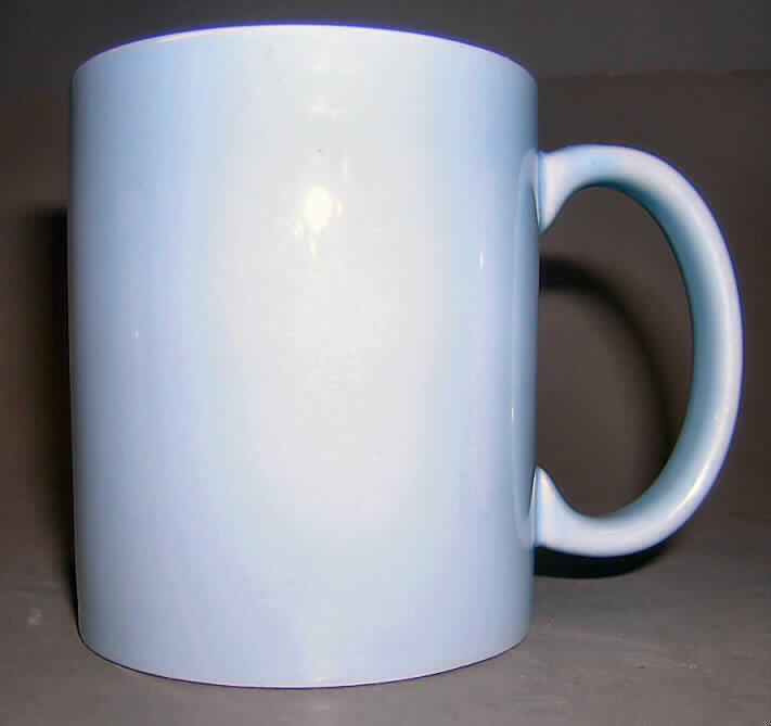 Keramisches Geschirr, sog. Trinkbecher softcolor mug light blue, siehe Foto, 
- hellblaufarben glasierte, becherartige Tasse mit Henkel, 
- mit einem Durchmesser von ca. 8,3 cm und einer Höhe von ca. 9,6 cm, 
- keramisches Erzeugnis, nach der Formgebung gebrannt, tonmineralhaltiges Material 
  enthaltend, 
- nach dem Ergebnis der augenscheinlichen Untersuchung handelt es sich um Steinzeug 
  (beigefarbener Scherben, nicht ritzbar, nicht lichtdurchlässig, nicht an der Zunge haftend, 
  inhomogene Bestandteile mit dem bloßen Auge nicht wahrnehmbar), 
- Geschirr zur Verwendung als Gegenstand zum Tisch- und Küchengebrauch.