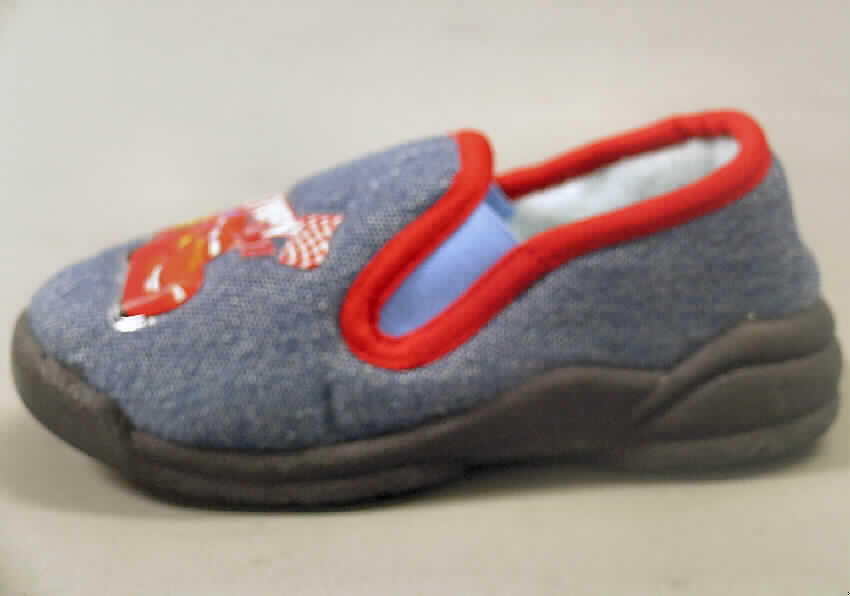 Freizeitschuhe, siehe Foto,
- mit Laufsohlen aus Kunststoff,
- mit Oberteil aus Spinnstoffen,
- mit einer Innensohle aus Spinnstoffen,
- kennzeichnen sich aufgrund des äußeren Erscheinungsbildes und der Ausstattung 
  sowohl als Schuhe für den häuslichen Wohnbereich als auch als Fußbekleidung für
  Gymnastikräume, Turnhallen oder Kindergärten (damit keine Hausschuhe),
- ohne Verschluss,
- im Vorderbereich mit einem Logo aus Kunststoff verziert.