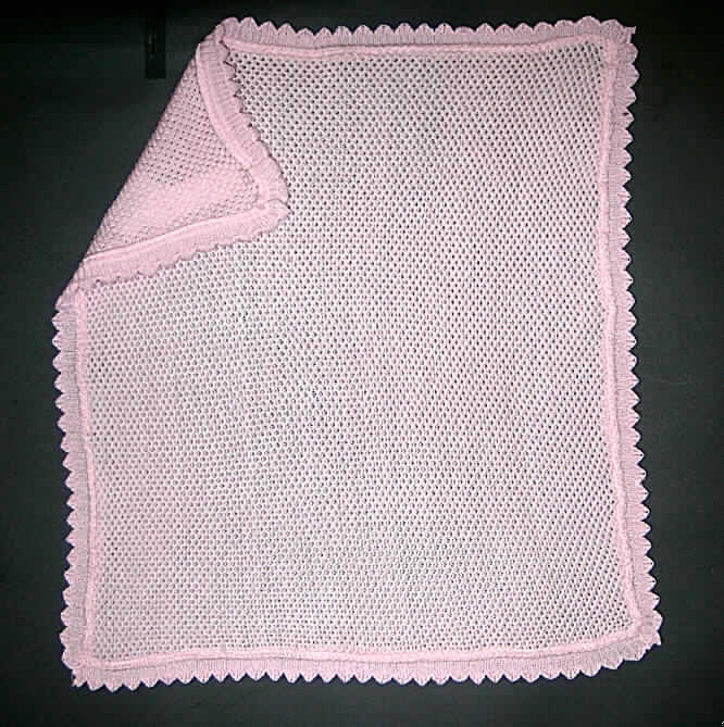 Decke, sog. Baby Annabell Blanket, Artikel-Nr. 764305, siehe beigefügtes Foto,
- rechteckig, in den Abmessungen: ca. 52 cm x 57 cm,
- aus 2,5 mm dicken, einfarbigen Gewirken aus lt. Antrag 100% Acryl (synthetische Chemiefasern),
- an den Rändern durch aufgenähte, schmale, zackenartig abgepasst gewirkte Streifen aus Gewirken
  gesäumt (somit konfektioniert),
- ohne elektrische Heizvorrichtung,
- nicht gepolstert (somit keine Bettausstattung der Position 9404),
- aufgrund der neutralen Form, der Größe und des Materials nicht erkennbar als Zubehör für
  Puppen bzw. Spielzeug der Position 9503,
- kennzeichnet sich nach Ausstattung, Größe und Verwendungszweck als Decke, somit keine Ware 
  der Position 6111.