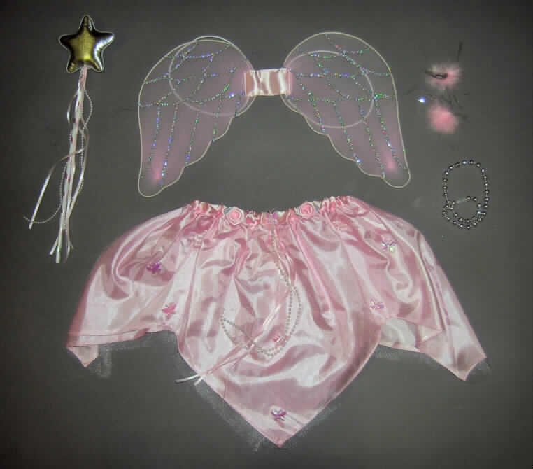 Warenzusammenstellung, bestehend aus einem Rock, Spielzeug (Zauberstab), einem Karne-
valsartikel ("Flügel"), zwei haarspangenähnlichen Waren und Fantasieschmuck (Halskette), 
sog. Fashion Set, für Kinder ab 4 Jahren, siehe Foto,
- in Aufmachung für den Einzelverkauf, zur Befriedigung eines speziellen Bedarfs zusammen-
  gestellt und in einem Karton aus Pappe und Kunststoff verpackt,
- gehört als Maskenkostüm aus Spinnstoffen nicht zum Warenkreis der Position 9505,
- nach dem Umfang und dem Wert bestimmt der Rock den Charakter der Warenzusammenstellung,
- Rock: 
-- zweilagig, aus lt. Etikett 100 % Polyamid (synthetische Chemiefasern),
--- mit einer oberen Lage aus 0,2 mm dicken, transparenten, einfarbigen, netzartig durchbrochenen 
    Gewirken und 
--- einer unteren Lage aus 0,1 mm dicken, einfarbigen Geweben, mit gesäumten Rändern,
--- beide Lagen sind punktuell durch Kleben und am oberen Rand miteinander verbunden, 
-- am oberen Rand mit einem Zuschnitt aus Geweben eingefasst,
-- an verschiedenen Stellen verziert; mit zwei "Rosenblüten" aus Geweben, mit aufge-
   klebten "Schmetterlingen" und mit vier lose hängenden Streifen aus Geweben und zwei
   "Perlenschnüren" aus Kunststoff,
-- zackenförmig zugeschnitten,
-- mit einer Seitenlänge von bis zu 30 cm,
-- in der Taille abschließend mit einem elastischen Taillenbund, 
-- ohne Öffnung und ohne Verschluss,
-- nach dem Verwendungszweck und dem Gesamteindruck (Gewirkeränder lediglich geschnitten) bestimmen die 
   Gewebe (u. a. blickdicht) den Charakter des Rocks,
- Spielzeug (Zauberstab):
-- ca. 37 cm lang, 
-- aus Kunststoff,  
-- an der Spitze mit einem aufgesteckten und angeklebten "Stern" aus mit einem metallisierten
   Farbaufstrich versehenen Gewirken der Position 5907, mit Schaumkunststoff gefüllt;
   sowie mit vier lose herab hängenden Streifen aus Geweben aus Spinnstoffen und zwei 
   "Perlenschnüren" aus Kunststoff,
- zwei haarspangenähnliche Waren, sog. Haarclips:
-- ca. 4 cm lang und ca. 1 cm breit,
-- aus einer länglich spitz zulaufenden, auf Spannung gebogenen Clipspange aus unedlem Metall
   mit einem Besatz aus echten Federn und metallisierten Streifen aus synthetischer Spinn-
   masse, 
- Fantasieschmuck (Halskette): 
-- ca. 38 cm lang, 
-- aus Garnen aus Spinnstoff auf die Perlen aus Kunststoff aufgezogen sind,
-- mit einem Verschluss aus Kunststoff, 
- Karnevalsartikel (Flügel):
-- zwei "Flügel", in der Mitte durch Zuschnitte aus Geweben miteinander verbunden,
-- mit formgebenden Gestellen aus gebogenem Draht aus unedlem Metall, die mit durch-
   scheinenden Zuschnitten aus Gewirken überzogen sind,
-- mit elastischen Schnüren zur Befestigung am Rücken, 
-- einseitig mit Glitter bedruckt,
-- im Hinblick auf die kurzzeitige Verwendung aus nicht dauerhaftem Material hergestellt.