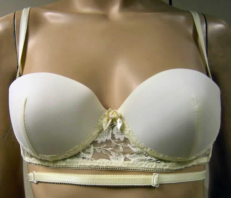 Büstenhalter, laut Etikett Größe 70 C,  siehe Fotos,
- aus 0,6 mm dicken, dichten, einfarbigen Gewirken aus laut Etikett 90% Polyester und
  10% Elasthan (beide synthetische Chemiefasern); im Vorderteil mit Einsätzen aus
  durchbrochenen Gewirken (Raschelspitze),
- mit konvex ausgearbeiteten, unterlegten Büstenteilen mit unter der Büste verlaufenden
  Formbügeln, die die Einzelbrust stützen und formen,
- mit verstellbaren, abnehmbaren, elastischen Trägern, sowie einem zusätzlichen, im Rücken
  vernähten, verstellbaren, elastischen Band; im Rückenteil mit Hakenverschluss (2 Haken).