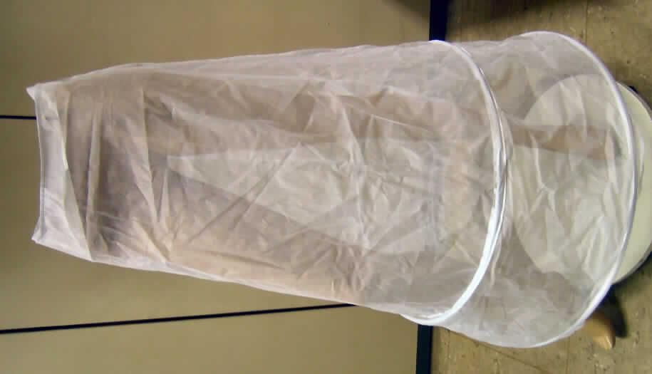 Unterrock für Frauen, laut Etikett in Größe 36, siehe Foto,
- aus 0,4 mm dicken, durchscheinden Gewirken aus laut Etikett 100% Polyester
  (synthetische Chemiefasern); 
- in der Taille abschließend und bis etwa zu den Knöcheln reichend,
- am oberen Rand mit einer nicht durchgehenden Öffnung und einem Klettverschluss,
- im unteren Bereich mit zwei eingenähten, schmalen, umlaufenden Metallreifen,
- wird aufgrund des durchscheinenden Materials und der Verarbeitung nicht ohne ein
  weiteres den Unterkörper bedeckendes Kleidungsstück getragen (daher kein Rock der
  Position 6104).