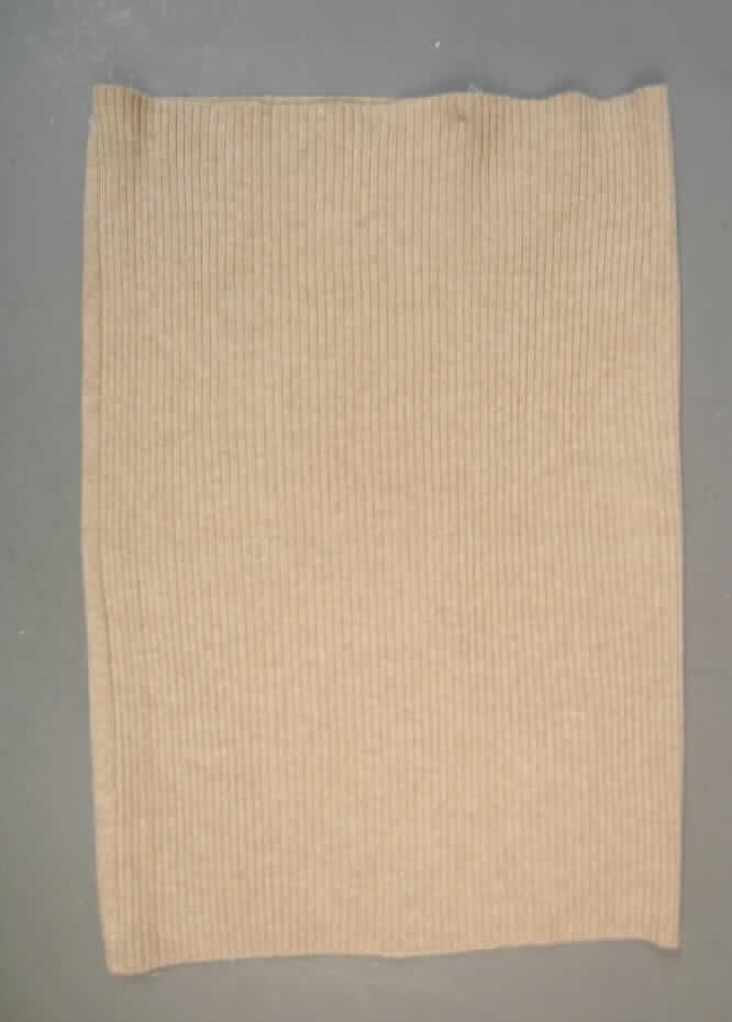 Andere Kleidung aus Gewirken (trägerloses Oberteil), sog. Nierenwärmer, 
Modell Snow Z20246, Größe 40, siehe Foto,
- aus unterschiedlich strukturierten, 1,4 mm bzw. 2 mm dicken, einfarbigen,
  Gewirken aus lt. Antrag 100% Kaschmir (feine Tierhaare),
- schlauchförmig; mit einer Breite von ca. 19 cm und einer Länge von ca. 42 cm
  (flachliegend gemessen),
- schulterfrei (somit kein Pullover der Position 6110),
- die Taille bedeckend,
- wird sichtbar als Oberkleidung (laut Antrag z.B. über einer Bluse) getragen,
- am oberen und unteren Rand abgepasst gewirkt.