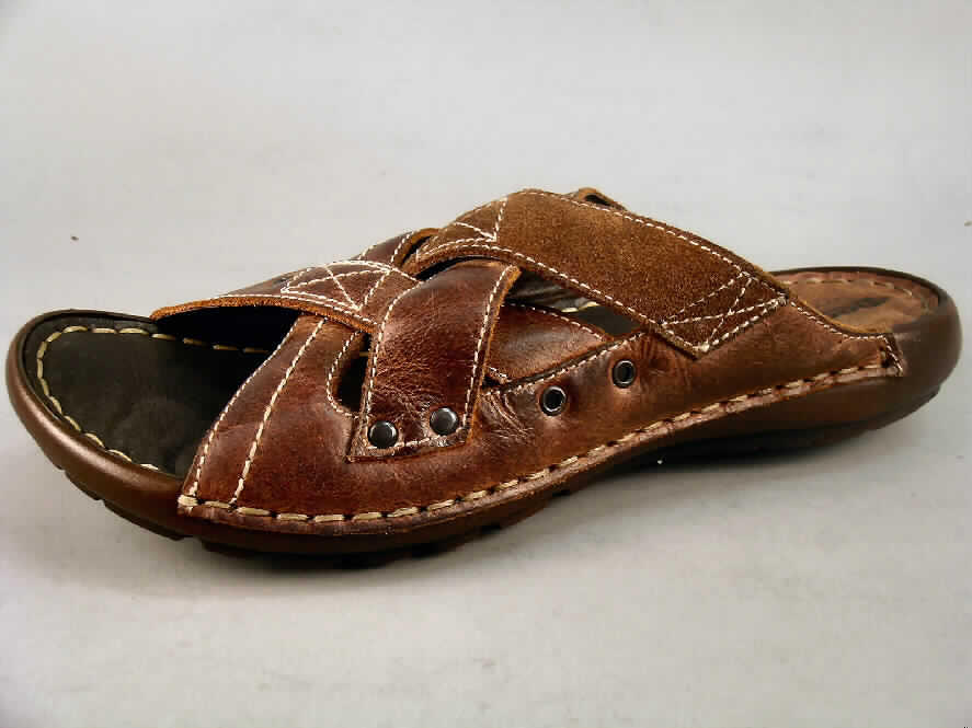 Freizeitschuhe; Artikel-Nr. 223811-152051 - siehe Abbildung,
- mit Laufsohlen aus Kunststoff; nicht mit einer Hauptsohle aus Holz,
- mit zehenfreiem Oberteil (nicht geschlossenes Blatt) aus Leder,
- ohne Fersenriemen,
- ohne Schutz in der Vorderkappe,
- nicht den Knöchel bedeckend,
- mit einer Höhe des Absatzes und der Sohle von mehr als 3 cm,
- kein Versand aus Macau