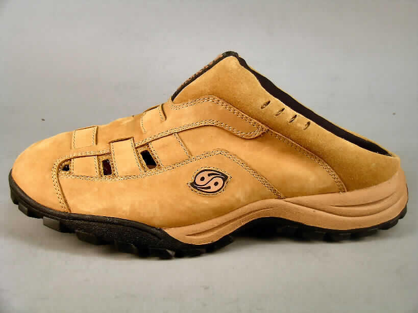 Freizeitschuhe; Artikel-Nr. 223310-031917 - siehe Abbildung,
- mit Laufsohlen aus Kunststoff; nicht mit einer Hauptsohle aus Holz,
- mit Oberteil (nicht geschlossenes Blatt) aus Leder,
- ohne Fersenriemen,
- ohne Schutz in der Vorderkappe,
- nicht den Knöchel bedeckend,
- mit einer Höhe des Absatzes und der Sohle von mehr als 3 cm,
- kein Versand aus Macau