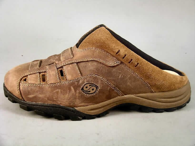 Freizeitschuhe; Artikel-Nr. 223310-071391 - siehe Abbildung, 
- mit Laufsohlen aus Kunststoff; nicht mit einer Hauptsohle aus Holz,
- mit Oberteil (nicht geschlossenes Blatt) aus Leder,
- ohne Fersenriemen,
- ohne Schutz in der Vorderkappe,
- nicht den Knöchel bedeckend,
- mit einer Höhe des Absatzes und der Sohle von mehr als 3 cm,
- kein Versand aus Macau