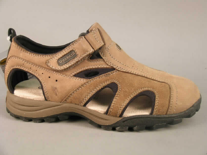 Freizeitschuhe; Artikel-Nr. 223314-031391 - siehe Abbildung, 
- mit Laufsohlen aus Kunststoff; nicht mit einer Hauptsohle aus Holz
- mit Oberteil (nicht geschlossenes Blatt) aus Leder (den größten Teil 
  der Außenfläche bildend) und Spinnstoff,
- ohne Schutz in der Vorderkappe,
- nicht den Knöchel bedeckend,
- mit einer Höhe des Absatzes und der Sohle von mehr als 3 cm,
- kein Versand aus Macau