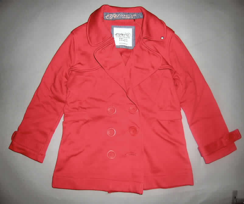 Jacke für Frauen, sog. Damenjacke aus gewirktem Material, Größe 36, 
siehe beigefügte Abbildung,
- aus 1,5 mm dicken, einfarbigen (rot) Gewirken aus lt. Antrag 90% Baumwolle und 10% Polyester
  (synthetische Chemiefasern),
- nicht gefüttert,
- über die Taille reichend (Rückenlänge: 61 cm),
- mit Reverskragen; links mit einer Niete versehen,
- auf der Vorderseite und im Rücken mit lose aufliegenden, doppelten Schultersattel,
-- hinten am unteren Rand mit einem Knopf am Rückenteil befestigt,
- oberhalb der Taille mit einem eingesetzten, 3,5 cm breiten, eine leichte Raffung bewirkenden,
  Gewirkestreifen,
- vorn mit einer durchgehenden Öffnung mit einem zweireihigen Knopfverschluss 
  von rechts über links (Frauenkleidung)
- mit langen Ärmeln, mit geknöpften Riegeln an den Ärmelenden,
- am unteren Rand durch Umschlagen und Festnähen gesäumt,
- kennzeichnet sich aufgrund des allgemeinen Aussehens, der Ausstattung 
  (zweireihiger Knopfverschluss mit breitem Untertritt) und des Materials als Jacke der Position 6104 
  (somit keine Hemdbluse der Position 6106 und keine Strickjacke der Position 6110),
- wird nicht als äußerstes Kleidungsstück über jeder anderen Kleidung getragen
  (somit kein Kleidungsstück der Position 6102).