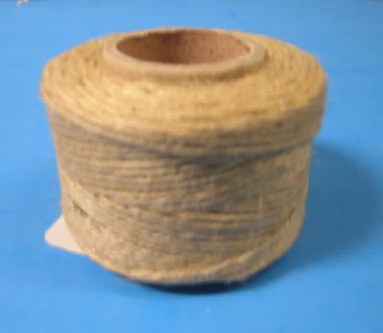 Garn (lt. Antrag: "Paketschnur")
- als Meterware,
- Länge (lt. Antrag): 60 m,
- aus (lt. Untersuchung) Jute,
- gezwirnt (3-fach),
- Titer: 8954 dtex (damit kein Bindfaden der Position 5607)