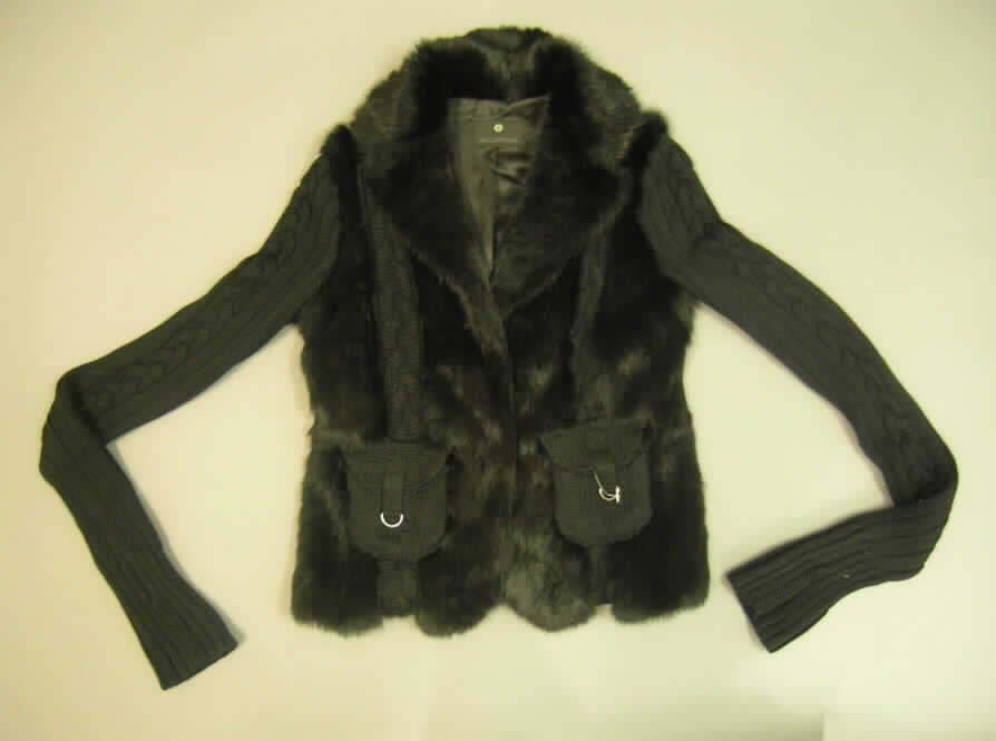 Kleidung aus Pelzfellen, sog. Damenjacke aus Wolle und Kaninchenfell,
- an Vorder- und Rückseite überwiegend aus Pelzfellen sowie mit einem Pelzfellkragen,
-- mit dem Haarkleid zugerichtetes Fell von Kaninchen (laut Antragsangaben),
-- aufgrund des Umfangs des Pelzfells liegt kein einfacher Besatz vor,
- an Vorder- und Rückseite mit jeweils zwei eingesetzten, ca. 6 cm breiten Streifen 
  aus Gestricken aus Spinnstoffen,
- gefüttert; mit langen Ärmeln aus Gestricken aus Spinnstoffen,
- vorne mit einer durchgehenden Öffnung mit Hakenverschluss,
- auf der Vorderseite mit zwei aufgesetzten Taschen aus Spinnstoffgestricken.