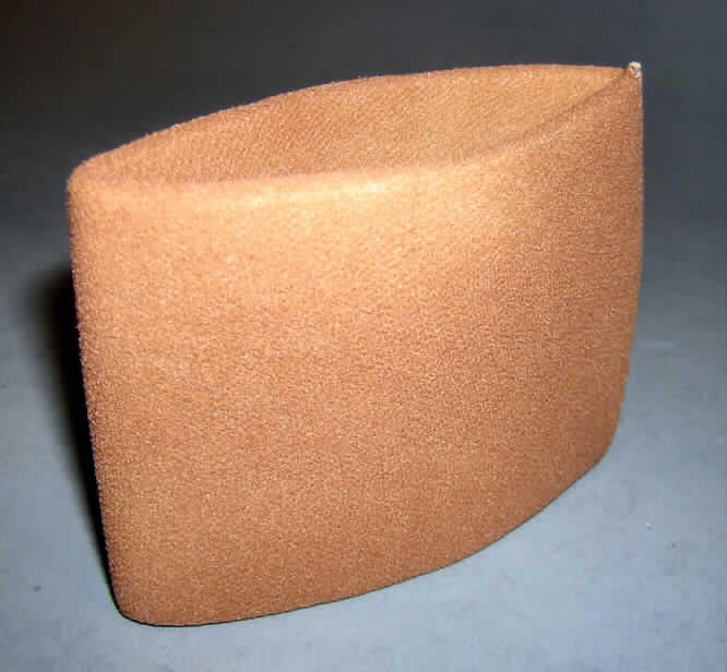 Andere konfektionierte Ware aus Spinnstoffen, sog. Knöchel-/Beinschutz, siehe Foto,
- schlauchförmig durch Zusammennähen konfektioniert, mit einem Durchmesser von ca. 7 cm,
- in den Abmessungen: ca. 9 cm x 12,5 cm,
- charakterbestimmend aus Gewirken aus lt. Antrag 97 % Polyester und 3 % Polyamid
  (beides Chemiefasern), die über einen Zuschnitt aus Schaumkunststoff gezogen sind,
- die Ware ist so gearbeitet, dass sie u. a. über einen Knöchel oder über einen be-
  stimmten Bereich des Beins zum Schutz in der Art eines Polsters über der betreffenden
  Stelle getragen werden kann (u. a. damit kein Bekleidungszubehör der Position 6117),
- aufgrund der neutralen Gestaltung auch keine Ware der Position 6406 (z. B. Gamaschen
  und ähnliche Waren).