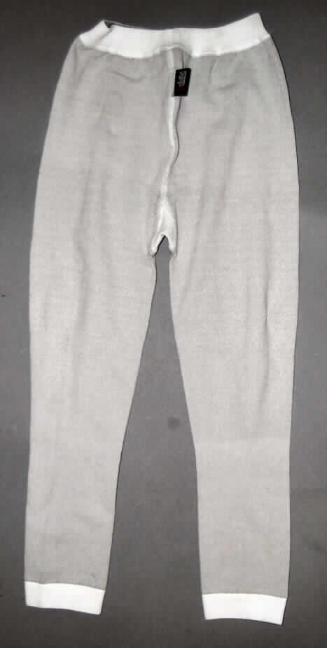 Strumpfhose ohne Fußteil, sog. Skinprotect Silver-Leggin (Kinder), Größe 122-128, Artikel 6202,
siehe beigefügte Abbildung,
- aus 0,9 mm dicken, buntgewirkten Gewirken aus lt. Antrag und Untersuchungsergebnis
  67% Polyamid, 15% Elasthan (Elastomergarn; beides synthetische Chemiefasern) 
  und 18% Metallgarn der Position 5605 (sog. Silberfaser X-Static),
- lt. Untersuchung im Durchschnitt mit einem Titer der einfachen Garne von mehr als 67 dtex,
- in der Taille abschließend, mit einem gerippten, elastischen Bund,
- ohne Öffnung und ohne Verschluss, 
- im Strumpfbereich nahtlos gewirkt; mit knöchellangen Hosenbeinen, ohne Fußteil,
- an den Beinabschlüssen mit kontrastfarbenen, ca. 3 cm breiten, gerippten Bündchen,
- mit Überwendlichnähten im Höschenteil,
- kennzeichnet sich nach dem Verwendungszweck, der Herstellungsweise und 
  der Ausstattung als Strumpfhose ohne Fußteil, somit weder eine lange Hose der Position 6104 
  noch eine lange Unterhose der Position 6108,
- wird unmittelbar auf der Haut getragen, soll bei Personen mit Hauterkrankungen (z.B. Neurodermitis) 
  eine antibakterielle Wirkung erzielen.