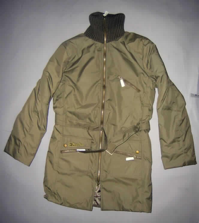 Mantel, sog. Damen Wintermantel "Fendt", Größe S, siehe Foto,
- aus 0,2 mm dicken, einfarbigen Geweben aus laut Antrag 100 % Nylon (Chemiefasern); 
  ein Bestreichen mit Kunststoff (laut Antrag Polyurethan) ist mit bloßem Auge nicht 
  wahrnehmbar, somit nicht aus Meterware der Position 5903 und damit keine Kleidung 
  der Position 6210,
- mit einem Stückgewicht von 900 g,
- über den halben Oberschenkel hinausreichend (Rückenlänge: 88 cm), 
- mit einem Stehkragen aus gerippten Gestricken; u. a. wegen fehlender Kapuze kein Parka,
- vorn mit einer durchgehenden Öffnung mit Reißverschluss ohne Überlappung (unisex),
- mit langen Ärmeln, 
- wattiert gefüttert; vorn mit zwei aufgesetzten Taschen mit Patten sowie einer eingesetzten
  Brusttasche; am unteren Rand gesäumt,
- wird als äußerstes Kleidungsstück über jeder anderen Bekleidung getragen und bietet 
  Schutz gegen Kälte, Wind und Regen.