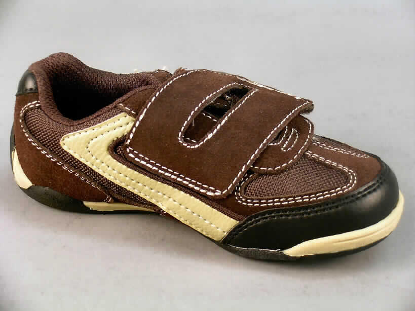 Trainingsschuhähnliche Schuhe für Kinder; Artikel-Nr. 4-71-60-0336-2 - siehe Abbildung
- mit Laufsohlen aus Kunststoff (lt. Antrag); ohne Hauptsohle aus Holz
- mit Oberteil (geschlossenes Blatt) aus Leder (den größten Teil der Außenfläche bildend),
  Kunststoff (Spinnstoff mit einer mit dem bloßen Auge wahrnehmbaren Außenschicht aus 
  Kunststoff) und Spinnstoff
- mit Verstärkungsteilen aus Leder
- nicht mit Dornen, Krampen, Klammern, Stollen oder ähnlichen Vorrichtungen versehen oder 
  für deren Anbringung hergerichtet (keine Sportschuhe)
- ohne Schutz in der Vorderkappe
- nicht den Knöchel bedeckend
- mit einer Länge der Innensohle von weniger als 24 cm
- mit einem cif-Preis je Paar von unter 7,50 Euro (lt. Antrag)
- kein Versand aus Macau (lt. Antragsangaben)