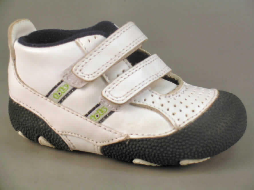 Freizeitschuhe für Kinder; Artikel-Nr. 5-71-20-0297-8 - siehe Abbildung
- mit Laufsohlen aus Kautschuk (den größten Teil der Berührungsfläche mit dem Boden 
  bildend) und Leder; nicht mit einer Hauptsohle aus Holz
- mit Oberteil (geschlossenes Blatt) aus Leder (den größten Teil der Außenfläche bildend)
  und Kautschuk
- ohne Schutz in der Vorderkappe
- den Knöchel, jedoch nicht die Wade bedeckend
- mit einer Länge der Innensohle von weniger als 24 cm
- aufgrund der Gesamtkonzeption nicht für Sportzwecke
- kein Versand aus Macau