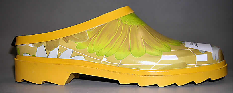 Wasserdichte Schuhe, sog. Clogs (lt. Antrag: " Damengartenschuhe"), siehe Foto,
- mit Laufsohlen und Oberteil (geschlossenes Blatt) aus (lt. Antrag) Kunststoff, nicht durch Nähen, Nieten, Nageln, Schrauben, Stecken oder ähnliche Verfahren
  zusammengefügt,
- ohne Metallschutz in der Vorderkappe
- nicht den Knöchel bedeckend,
- mit offener Ferse,
- mit einem ca. 3 cm hochgezogenen Rand an den Seiten und im Fersenbereich