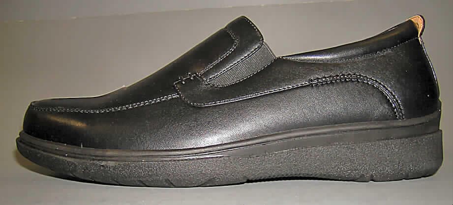 Freizeitschuhe (Slipper), siehe Foto,
- mit Laufsohlen aus (lt. Antrag) Kunststoff,
- mit  Oberteil (geschlossenes Blatt) aus Kunststoff (Spinnstoff mit einer mit 
  dem bloßen Auge wahrnehmbaren Außenschicht aus Kunststoff),
- ohne Verschluss,
- ohne Metallschutz in der Vorderkappe,
- nicht den Knöchel bedeckend,
- mit einer Länge der Innensohle von mehr als 24 cm,
- für Männer (u.a. breite Form),
- nach der Gesamtkonzeption (Form, Schnitt) nicht für Sportzwecke