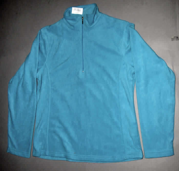Pulloverähnliches Kleidungsstück, sog. Ladies Microfleece Zip Shirt, Art. JN 171, Größe L, 
siehe Foto,
- aus 1,4 mm dicken, einfarbigen, beidseitig gerauten Gewirken (sog. Fleece) aus laut 
  Antrag 100 % Polyester (synthetische Chemiefasern),
- über die Taille reichend (Rückenlänge: 62 cm),
- mit einem pullovertypischen hohen Kragen, u. a. deshalb keine Hemdbluse der Position 6106,
- vorn mit einer vom Kragenrand bis zur Brustmitte reichenden Öffnung mit Reißverschluss; 
  ohne Merkmale, die auf einen bestimmten Trägerkreis (Männer oder Frauen) hinweisen 
  (unisex),
- mit langen Ärmeln, an den Abschlüssen gesäumt,
- ungefüttert,
- am unteren Rand durch Umschlagen und Festnähen gesäumt.