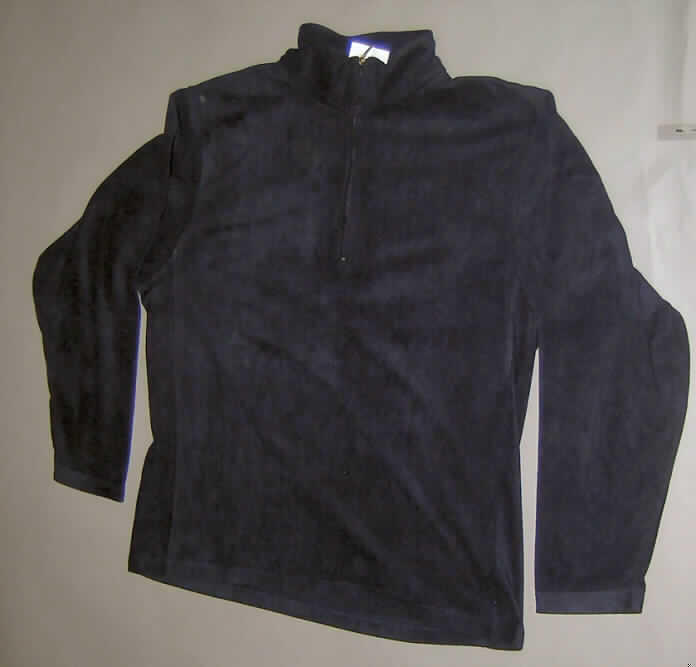 Pulloverähnliches Kleidungsstück, sog. Men's Microfleece Zip Shirt, Art. JN 172, Größe XL, 
siehe Foto,
- aus 1,3 mm dicken, einfarbigen, beidseitig gerauten Gewirken (sog. Fleece) aus laut 
  Antrag 100 % Polyester (synthetische Chemiefasern),
- über die Taille reichend (Rückenlänge: 77 cm),
- mit einem pullovertypischen hohen Kragen, u. a. deshalb keine Hemdbluse der Position 6106,
- vorn mit einer vom Kragenrand bis zur Brustmitte reichenden Öffnung mit Reißverschluss; 
  ohne Merkmale, die auf einen bestimmten Trägerkreis (Männer oder Frauen) hinweisen 
  (unisex),
- mit langen Ärmeln, an den Abschlüssen gesäumt,
- ungefüttert,
- am unteren Rand durch Umschlagen und Festnähen gesäumt.