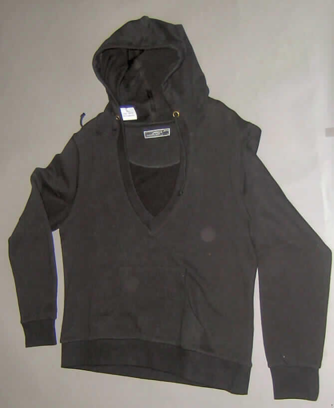 Blousonähnliches Kleidungsstück, sog. Ladies Sweat Hooded, Art. JN 173, Größe L, siehe Foto,
- aus 1,5 mm dicken, einfarbigen Gewirken aus lt. Antrag 100 % Baumwolle, 
- über die Taille reichend (Rückenlänge: 63 cm), 
- mit einer angenähten Kapuze mit Zugkordel,
- mit einem V-förmigen, halsfernen Ausschnitt, mit gerippter Randeinfassung,
- ohne Öffnung und ohne Verschluss, u.a. somit kein Blouson,
- ohne Merkmale, die auf einen bestimmten Trägerkreis (Männer oder Frauen) hinweisen 
  (unisex),
- mit langen Ärmeln, die über den unteren Rand des Kleidungsstücks hinausreichen und 
  mit gerippten, verengenden Bündchen ausgestattet sind,
- vorn mit einer großen, aufgesetzten Tasche (sog. Kängurutasche) unterhalb der Taille,
- am unteren Rand durch einen doppelt gearbeiteten, gerippten Bund leicht verengt,
- ungefüttert,
- das Kleidungsstück erfüllt aufgrund des Schnitts und der Ausstattung die Voraussetzungen
  zur Einreihung als blousonähnliches Kleidungsstück, somit kein Pullover der Position 6110.