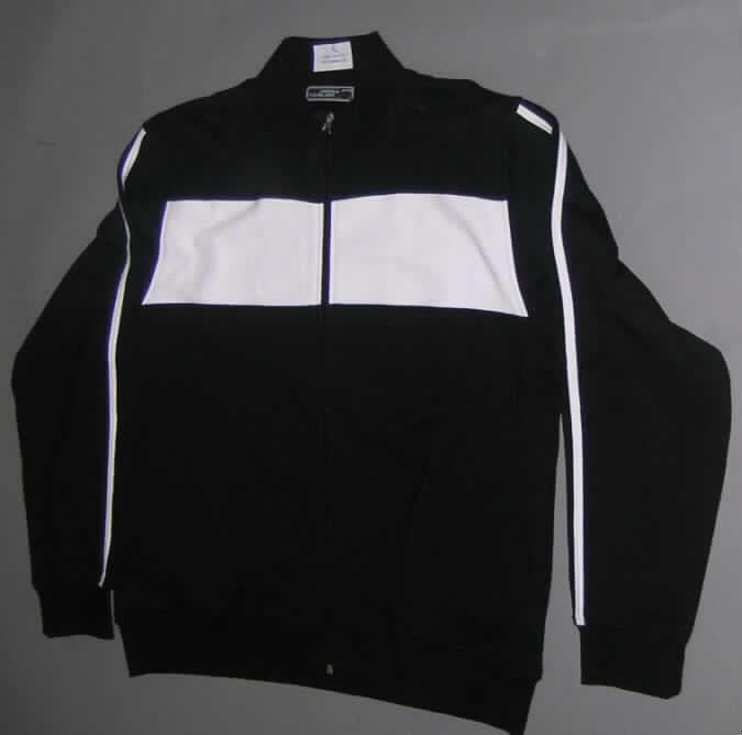 Blouson, sog. Team Sweat Jacket, Art. JN 175, Größe L, siehe Foto,
- aus verschiedenen 1,7 mm dicken, einfarbigen Gewirken aus lt. Antrag 100 % Baumwolle,
- über die Taille reichend (Rückenlänge: 70 cm),
- mit einem Stehkragen,
- vorn mit einer durchgehenden Öffnung mit einem bis in die Kragenspitzen reichenden 
  Reißverschluss, ohne Überlappung; ohne Merkmale, die auf den Trägerkreis (Männer 
  oder Frauen) hinweisen (unisex),
- mit langen Ärmeln, die über den unteren Rand des Kleidungsstücks hinausreichen und 
  mit verengenden, gerippt gewirkten Bündchen ausgestattet sind, auf der Ärmeloberseite 
  mit einem aufgesetzten, kontrastfarbenen Streifen,
- seitlich mit zwei eingesetzten Taschen, 
- am unteren Rand mit einem gerippt gewirkten, leicht verengenden Bund gearbeitet,
- das Kleidungsstück erfüllt nach Schnitt und Ausstattung die Voraussetzungen zur 
  Einreihung als Blouson, u. a. damit keine Jacke der Position 6104 und keine Ware 
  der Position 6110.