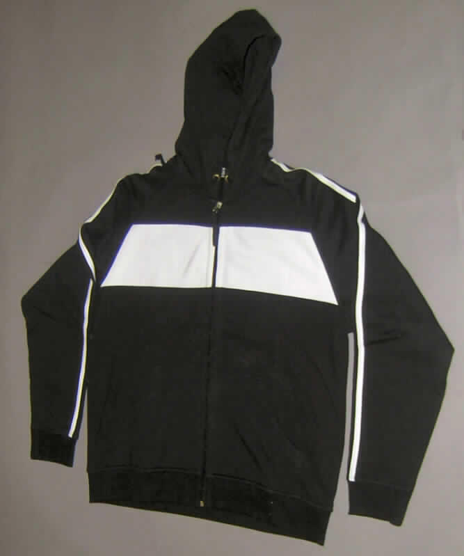 Blouson, sog. Team Sweat Jacket Hooded, Art. JN 176, Größe L, siehe Foto,
- aus verschiedenen 1,7 mm dicken, einfarbigen Gewirken aus lt. Antrag 100 % Baumwolle,
- über die Taille reichend (Rückenlänge: 70 cm),
- mit einer angenähten Kapuze, mit Kordelzug,
- vorn mit einer durchgehenden Öffnung mit einem bis zum Kapuzenrand reichenden 
  Reißverschluss, ohne Überlappung; ohne Merkmale, die auf den Trägerkreis (Männer 
  oder Frauen) hinweisen (unisex),
- mit langen Ärmeln, die über den unteren Rand des Kleidungsstücks hinausreichen und 
  mit verengenden, gerippt gewirkten Bündchen ausgestattet sind, auf der Ärmeloberseite 
  mit einem aufgesetzten, kontrastfarbenen Streifen,
- mit zwei aufgesetzten Taschen unterhalb der Taille, in Art der sog. Kängurutasche, 
- am unteren Rand mit einem gerippt gewirkten, leicht verengenden Bund gearbeitet,
- das Kleidungsstück erfüllt nach Schnitt und Ausstattung die Voraussetzungen zur 
  Einreihung als Blouson, u. a. damit keine Jacke der Position 6104 und keine Ware 
  der Position 6110.