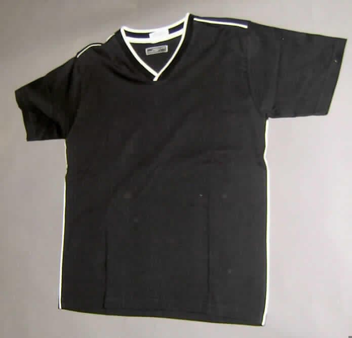 T-Shirt, sog. Team V-T, Art. JN 181, Größe L, siehe Foto,
- aus 0,7 mm dicken, somit leichten, einfarbigen Gewirken aus lt. Antrag 100 % Baumwolle,
- über die Taille reichend (Rückenlänge: 73,5 cm),
- mit einem V-förmigen, halsfernen Ausschnitt, mit einer gerippten, teilweise kontrast-
  farbenen, am unteren Ende nicht festgenähten Randeinfassung von links über rechts,
- ohne Öffnung und ohne Verschluss,
- mit kurzen, enganliegenden Ärmeln, 
- auf der Schulter und an den Seitennähten mit kontrastfarbener Paspelierung,
- an den Ärmelenden und am unteren, geraden Rand durch Umschlagen und Festnähen 
  gesäumt.