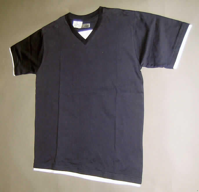 T-Shirt, sog. V-T Double, Art. JN 182, Größe L, siehe Foto,
- aus 0,6 mm dicken, somit leichten, einfarbigen Gewirken aus lt. Antrag 100 % Baumwolle,
- über die Taille reichend (Rückenlänge: 73 cm),
- mit einem V-förmigen, halsfernen Ausschnitt, mit einem kontrastfarbenen Einsatz sowie
  mit einer gerippten Randeinfassung,  
- ohne Öffnung und ohne Verschluss,
- mit kurzen, enganliegenden Ärmeln, 
- an den Ärmelenden und am unteren, geraden Rand durch Umschlagen und Festnähen 
  gesäumt, zusätzlich mit einem angesetzten, kontrastfarbenen Streifen (sog. Layer-Optik), 
  der ebenfalls durch Umschlagen und Festnähen gesäumt ist.