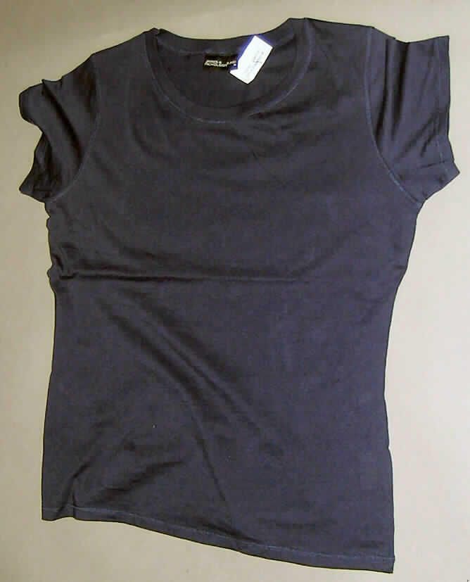 T-Shirt, sog. Ladies Slim Fit-T, Art. JN 184, Größe XL, siehe Foto,
- aus 0,5 mm dicken, somit leichten, einfarbigen Gewirken aus lt. Antrag 100 % Baumwolle,
- über die Taille reichend (Rückenlänge: 62 cm),
- mit einem runden, leicht halsfernen Ausschnitt, mit einer gerippten Randeinfassung,
- ohne Öffnung und ohne Verschluss,
- mit kurzen, enganliegenden Ärmeln,
- an den Ärmelenden und am unteren, geraden Rand durch Umschlagen und Festnähen 
  gesäumt.