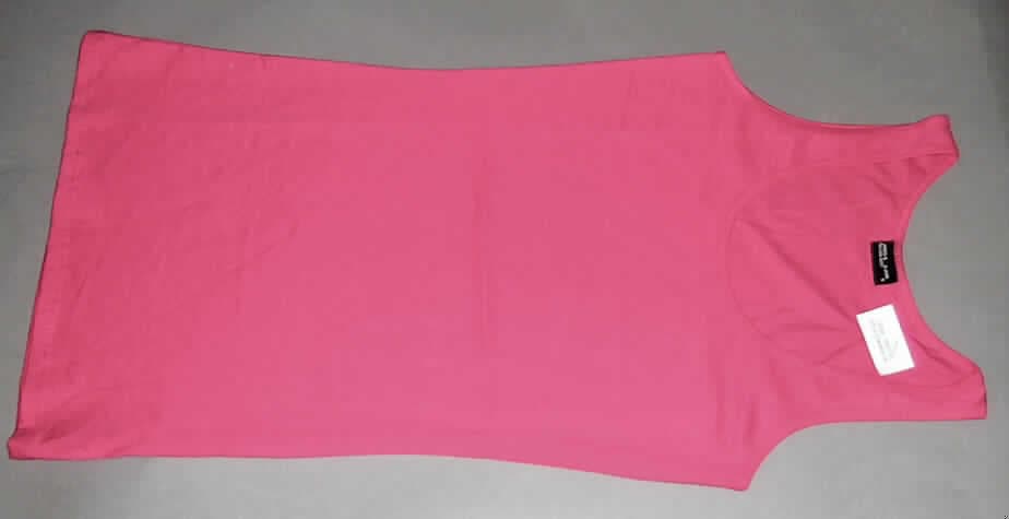 Modisches Unterhemd, sog. Ladies Tunic Tank, Art. JN 185, Größe S, siehe Foto,
- aus 0,5 mm dicken, leichten, einfarbigen Gewirken aus lt. Antrag 100 % Baumwolle,
- über die Taille reichend (Rückenlänge: 75 cm),
- mit einem runden, halsfernen Ausschnitt, 
- ohne Öffnung und ohne Verschluss,
- ärmellos,
- am Halsausschnitt und an den Armausschnitten mit einer schmalen, gerippten 
  Randeinfassung,
- am unteren, geraden Rand durch Umschlagen und Festnähen gesäumt.