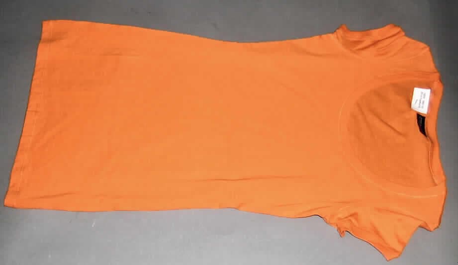 T-Shirt, sog. Ladies Tunic Round-T, Art. JN 186, Größe S, siehe Foto,
- aus 0,5 mm dicken, somit leichten, einfarbigen Gewirken aus lt. Antrag 100 % Baumwolle,
- über die Taille reichend (Rückenlänge: 75 cm),
- mit einem runden, halsfernen, nicht sehr tiefen Ausschnitt, mit einer gerippten Randeinfassung,
- ohne Öffnung und ohne Verschluss,
- mit sehr kurzen, enganliegenden Ärmeln, mit gerippter Randeinfassung,
- am unteren, geraden Rand durch Umschlagen und Festnähen gesäumt.
