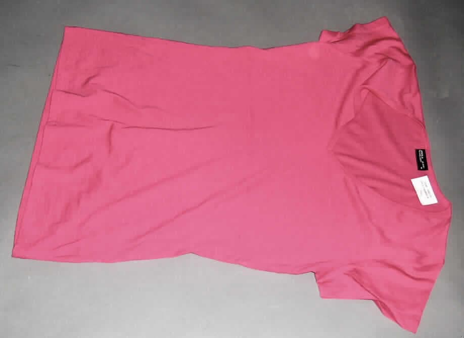 T-Shirt, sog. Ladies Tunic V-T, Art. JN 187, Größe XL, siehe Foto,
- aus 0,5 mm dicken, somit leichten, einfarbigen Gewirken aus lt. Antrag 100 % Baumwolle,
- über die Taille reichend (Rückenlänge: 72 cm),
- mit einem V-förmigen, halsfernen, nicht sehr tiefen Ausschnitt, mit Randeinfassung,
- ohne Öffnung und ohne Verschluss,
- mit sehr kurzen, enganliegenden Ärmeln, 
- an den Ärmelenden und am unteren, geraden Rand durch Umschlagen und Festnähen 
  gesäumt.