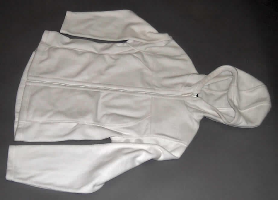 Jacke, sog. Girly Microfleece Jacket Hooded, Art. JN 146, Größe S, siehe Foto, 
- aus 2,0 mm dicken, einfarbigen, beidseitig gerauten Gewirken (sog. Fleece), aus lt. Antrag 
  100 % Polyester (synthetische Chemiefasern), 
- über die Taille reichend (Rückenlänge: 64 cm),
- mit einer angenähten Kapuze,
- ungefüttert, 
- leicht tailliert geschnitten und in Längsbahnen mit Vorder- sowie Rückensattel gearbeitet, 
- mit langen Ärmeln,  
- vorn mit einer durchgehenden Öffnung mit einem bis zum Kapuzenrand reichenden 
  Reißverschluss, ohne Überlappung; ohne Merkmale, die auf den Trägerkreis (Männer 
  oder Frauen) hinweisen (unisex),
- mit zwei eingesetzten Taschen unterhalb der Taille, u.a. deshalb keine Hemdbluse der 
  Position 6106,
- am unteren Rand gesäumt,
- u.a. aufgrund des Bahnenschnitts, der Nahtführung und der Ausstattung weist das
  Kleidungsstück eine gewisse Formfestigkeit auf, daher kein strickjackenähnliches 
  Kleidungsstück der Position 6110,
- wird üblicherweise nicht als äußerstes Kleidungsstück über jeder anderen Kleidung
  getragen, somit auch kein den Windjacken ähnliches Kleidungsstück der Position 6102.