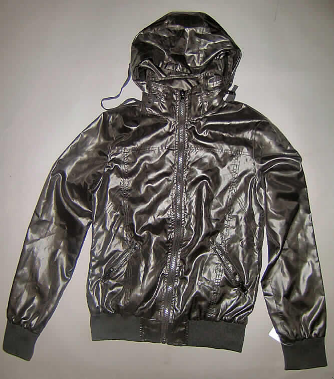 Blouson, sog. Blouson für Frauen (Artikel RF--081-JA-UT-01), Größe 36, siehe Foto,
- aus 0,2 mm dicken, einfarbigen Geweben aus laut Antrag 100 % Polyester (synthetische 
  Chemiefasern); die Gewebe weisen einen Glanz auf, ein Bestreichen mit Kunststoff ist 
  jedoch mit bloßem Auge nicht wahrnehmbar (somit nicht aus Meterware der Position 5903;
  damit keine Ware der Position 6210), 
- leicht gefüttert,
- über die Taille reichend (Rückenlänge: 62 cm),
- mit einem Stehkragen mit integrierter Kapuze mit Tunnelzug,
- vorn mit einer durchgehenden Öffnung mit Reißverschluss; ohne Überlappung, somit ohne
  Merkmale auf einen bestimmten Trägerkreis (unisex),
- mit langen Ärmeln, die über den unteren Rand des Kleidungsstücks hinausreichen,
  mit verengenden Bündchen aus gerippten Gewirken an den Ärmelenden,
- vorn mit zwei eingesetzten Taschen unterhalb der Taille mit Reißverschluss,
- mit einem verengenden Bund aus gerippten Gewirken am unteren Rand.