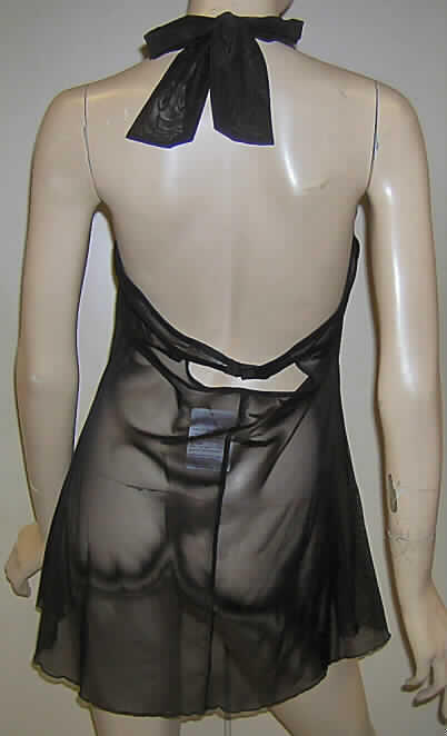 Andere Miederware, sog. Babydoll, Artikel PJN 45840, lt. Etikett Größe 85 B, 
siehe beigefügte Abbildungen,
- überwiegend aus 0,3 mm dicken, einfarbigen, elastischen, netzartigen Kettengewirken, sog. Miedertüll,
  aus laut Antrag 90% Polyester und 10% Elasthan (Elastomergarn / beides synthetische Chemiefasern),
- im Brustbereich aus einer bis zu 1,4 mm dicken Stickerei (Meterware der Position 5810); mit einer 
  kleinen Wäscheschleife verziert,
- mit einem ca. 7 cm breiten Nackenträger, der im Nacken gebunden wird,
- mit konvex ausgearbeiteten, gepolsterten Büstenteilen mit herausnehmbaren Polstern,
- mit unter der Büste verlaufenden Formbügeln und über die Brustspitze verlaufenden Nähten, 
  die die Einzelbrust unterstützen, korrigieren und formen, 
- im Rückenteil mit einer halbkreisförmigen Öffnung mit einem für Büstenhalter typischen Haken- und 
  Ösenverschluss,
- im unteren Teil hemdchenähnlich gearbeitet (damit kein Büstenhalter der Unterposition 6212 1090),
- mit einer von der Brust bis zum unteren Rand reichenden Öffnung ohne Verschluss; mit abgerundeten
  Vorderteilen,
- an allen Rändern gesäumt; bis zum Schritt reichend (Rückenlänge: 73 cm), 
- nach Schnitt, Ausstattung und Material dazu bestimmt, gewisse Teile des Körpers zu stützen;
  somit keine Kleidung des Kapitels 61.