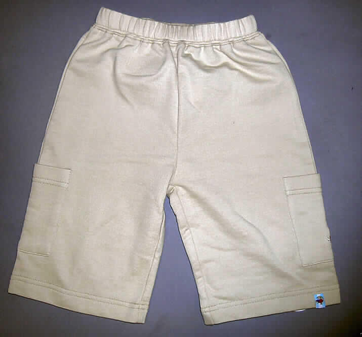 Lange Hose, sog. Piratenhose Baby 595-324, Größe 92 / 98, siehe Foto,
- aus 0,8 mm dicken, einfarbigen Gewirken aus laut Antrag 100 % Baumwolle,
- in der Taille abschließend, mit einem elastischen Taillenbund, 
- ohne Öffnung und ohne Verschluss, somit ohne Merkmale, die auf einen bestimmten 
  Trägerkreis schließen lassen (unisex), 
- mit 3/4 langen Hosenbeinen, die die Knie bedecken (Seitenlänge: 41 cm),
- mit zwei seitlich aufgesetzten Taschen im Bereich der Oberschenkel, davon eine mit einem
  kleinen aufgestickten Motiv,
- an den Beinabschlüssen durch Umschlagen und Festnähen gesäumt, der linke Beinabschluss
  ist mit einem kleinen Emblem verziert,
- aufgrund der Konfektionsgröße keine Kleidung der Position 6111 für Kleinkinder.