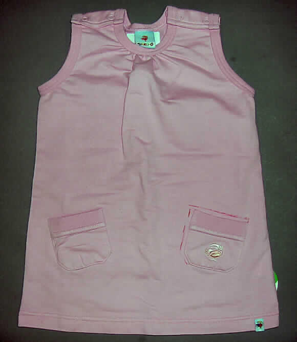 Kleid für Mädchen, sog. Trägerkleid Baby 595-291, Größe 92/98, siehe Foto,
- aus 0,8 mm dicken, einfarbigen, Gewirken aus laut Antrag 100 % Baumwolle,
- über den halben Oberschenkel reichend (Rückenlänge: 50 cm), kann aufgrund der Länge
  ohne ein weiteres, den Unterkörper bedeckendes Kleidungsstück (Rock/Hose) getragen 
  werden (somit keine Ware der Position 6109),
- mit einem runden Halsausschnitt,
- auf beiden Schultern mit Druckknopfverschluss; ärmellos, 
- mit zwei kleinen, aufgesetzten Taschen unterhalb der Taille,
- am unteren Rand durch Umschlagen und Festnähen gesäumt, mit einem kleinen Emblem 
  verziert,
- aufgrund der Konfektionsgröße keine Kleidung der Position 6111 für Kleinkinder.