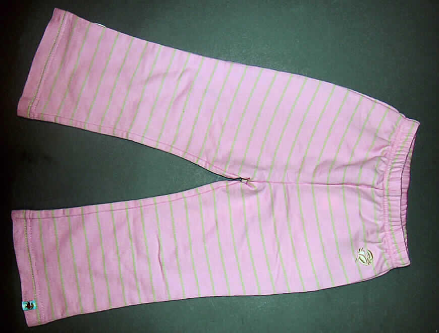Lange Hose, sog. Schlaghose Ringel Baby 595-302, Größe 92/98, siehe Foto
- aus 0,8 mm dicken, buntgewirkten (Streifenmuster) Gewirken aus laut Antrag 100 % Baumwolle,
- in der Taille abschließend, mit einem elastischen Taillenbund,
- ohne Öffnung und ohne Verschluss; ohne Merkmale, die auf den Trägerkreis (Knaben oder
  Mädchen) hinweisen (unisex), 
- mit einem kleinen aufgestickten Motiv,
- mit knöchellangen Hosenbeinen, 
- an den Beinabschlüssen durch Umschlagen und Festnähen gesäumt, der linke 
  Beinabschluss ist mit einem kleinen Emblem verziert,
- aufgrund der Konfektionsgröße keine Kleidung der Position 6111 für Kleinkinder.