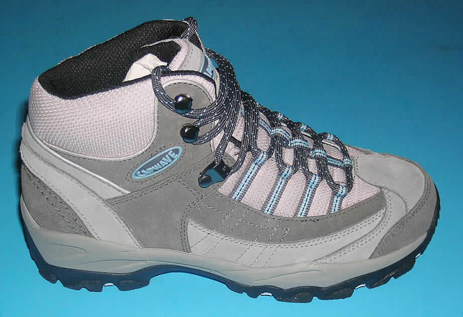 Freizeitschuhe, Wanderschuhe (lt. Antrag Walking Schuh, Artikel GR 3064-1D), siehe Foto, 
- mit Laufsohlen aus Kautschuk, 
- mit Oberteil (geschlossenes Blatt) aus (lt. Antrag) Leder (den größten Teil der Außenfläche
  bildend) und Spinnstoff,
- mit Verstärkungsteilen aus Leder,
- mit Schnürsenkelverschluss (u.a. mit abstehenden Metallhaken), 
- ohne Metallschutz in der Vorderkappe, 
- den Knöchel, jedoch nicht die Wade bedeckend (nicht über die dickste Stelle der Wade 
  hinausreichend), 
- mit einer Länge der Innensohle von mehr als 24 cm, 
- nicht als Männer- oder Frauenschuhe erkennbar, 
- aufgrund des äußeren Erscheinungsbildes, der profilierten Sohle und insbesondere der  
  abstehenden Metallhaken für Freizeitaktivitäten (z. B. Wandern), jedoch nicht für 
  Sportzwecke geeignet.
