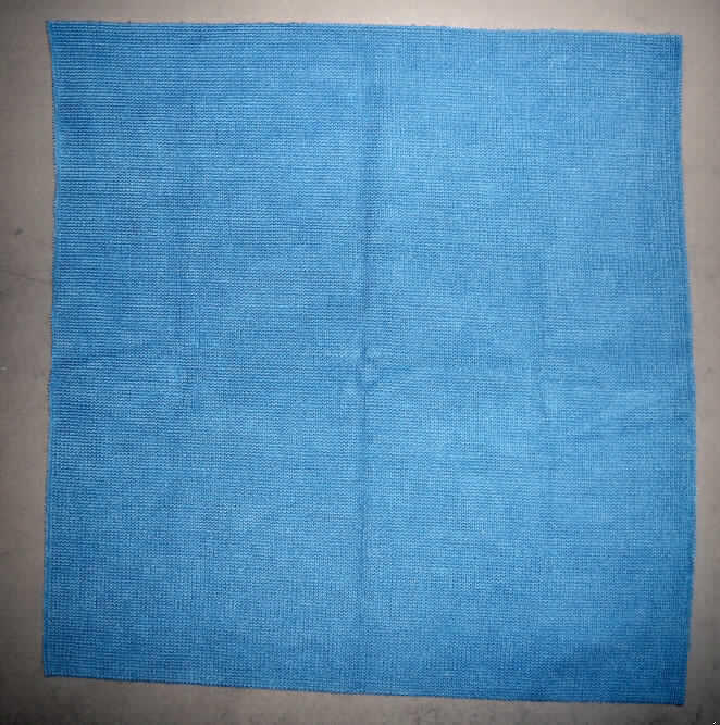Schlingengewirke, sog. Mikrofaser Hochleistungstuch ohne Rand, siehe Foto,
- quadratisch, mit den Abmessungen 40 cm x 40 cm,
- laut Untersuchenungsergebnis:
-- an zwei Seiten abgepasst gewirkt (Wirkkante), an den beiden anderen Seiten lediglich 
   geschnitten (ohne Verfestigung), somit nicht konfektioniert und damit keine Ware des 
   Kapitels 63,
-- in Kettenwirktechnik hergestellt,
-- kein Hochflorerzeugnis,
-- mit einem Grund und Schlingen aus synthetischen Chemiefasern (lt. Antrag: 80 %
   Polyester und 20 % Polyamid).