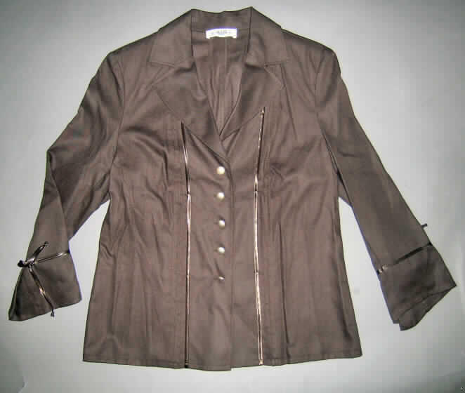 Jacke für Frauen, sog. D-Blusenjacke  Art. 858339, Größe 38, siehe Foto,
- aus 0,4 mm dicken, einfarbigen Geweben aus laut Antrag 80% Viskose (künstliche 
  Chemiefasern) und 20% Leinen, 
- über die Taille reichend (Rückenlänge: 65 cm); mit einem Reverskragen,
- vorn mit einer durchgehenden Öffnung mit Knopfverschluss von rechts über links (Frauenkleidung);
  entlang der Öffnung mit einem jeweils 10 cm breiten Untertritt,
- mit langen Ärmeln mit geschlitzten, manschettenartigen Abschlüssen; ungefüttert; mit
  eingenähten Schulterpolstern,
- in 8 Längsteilen (Bahnen) gearbeitet, vorn mit abgesteppten Biesen,
- am unteren Rand gesäumt,
- aufgrund der Ausstattung (u. a. breiter Untertritt) und des formstabilen Bahnenschnitts
  keine Hemdbluse der Position 6206,
- wird u.a. aufgrund der Ausstattung (ohne Futter) und des körpernahen Schnitts nicht als
  äußerstes Kleidungsstück über jeder anderen Kleidung und zum Schutz gegen das Wetter 
  getragen (u.a. deshalb keine Windjacke o. ä. der Position 6202).
