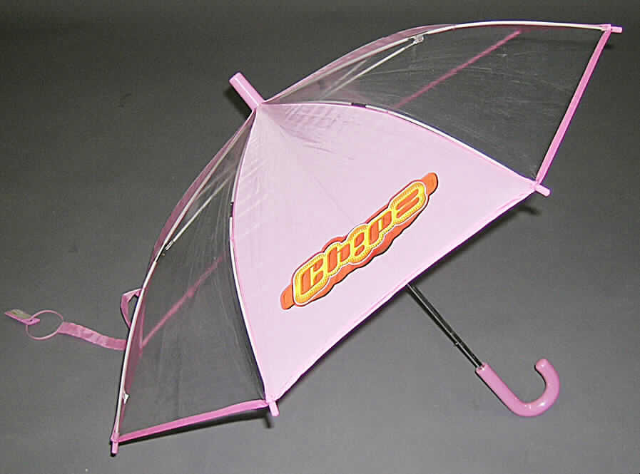 Regenschirm (lt. Antrag: "Stockschirm für Kinder"), siehe Foto,
- zum wirksamen Schutz gegen Regen, 
- Länge ca. 65 cm,
- mit Bezug aus Geweben aus Chemiefasern (lt. Etikett: Nylon) und aus Kunststofffolie,
- mit Gestell aus unedlem Metall,
- mit Griffstück aus Kunststoff,
- nach dem Umfang und dem Gesamteindruck kann kein charakterbestimmender Stoffl des
  Bezuges festgestellt werden; es erfolgt somit die Einreihung nach der zuletzt genannten 
  Unterposition.