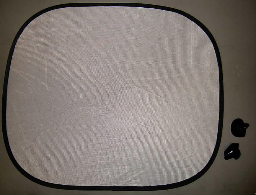 Konfektionierten Spinnstoffware, sog. Autosonnenschutz, s. Abb:,
- gemeinsam mit zwei Saugknöpfen in einem Polybeutel verpackt,
- rechteckig mit abgerundeten Ecken in den Abmessungen ca. 44 cm x 34 cm,
- bestehend aus einem 0,3 mm dicken, lichtdurchlässigen, einfarbigen Gewirke aus lt. 
  Antrag Polyester (synth. Chemiefasern), das um ein flexibles Drahtgestell gespannt und mit 
  einem Gewebestreifen eingefasst ist; durch Zusammennähen konfektioniert,
- wird mit zwei Saugnäpfen aus Kautschuk, in die das Drahtgestell eingespannt wird, an 
  Autoscheiben befestigt,
- kennzeichnet sich nicht als Autozubehör der Position 8708, da die Ware aufgrund ihrer 
  neutralen Form und weil beim Einsatz im Kraftfahrzeug nur ein bestimmter Teil des
  Fensters abdeckt wird, nicht erkennbar nur für Kraftfahrzeuge bestimmt ist,
- keine Ware der Position 6303, da es sich nicht um ein Innenrollo handelt; auch keine 
  Ware zur Innenausstattung der Position 6304.