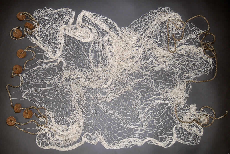 Konfektioniertes Netz, sog. Fischernetz, siehe Foto,
- aus Spinnstoffgarnen aus laut ergänzenden Antragsangaben 100% Baumwolle,
- rechteckig gearbeitet, in den Abmessungen laut Verpackung ca. 300 x 230 cm,
  mit offenen, nicht verschiebbaren, quadratischen Zellen (Zellengröße: 3 x 3 cm),
- an beiden Längsseiten jeweils mit einem Seil verknotet (somit konfektioniert);
  an einem Seil sind 8 Schwimmer aus Kork angebracht,
- soll laut Antrag als Dekorationsgegenstand verwendet werden; jedoch keine Ware zur
  Innenausstattung der Position 6304, da es sich um ein funktionsfähiges Netz handelt.