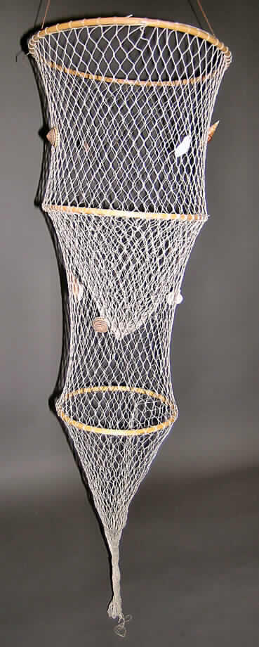 Konfektioniertes Fischernetz, sog. Reuse, siehe Foto,
- aus Spinnstoffgarnen aus laut ergänzenden Antragsangaben 100% Nylon
  (Polyamid, synthetische Chemiefasern),
- netzartig; mit offenen, nicht verschiebbaren, quadratischen Zellen (Zellengröße: 2 x 2 cm),
- mit einer Länge laut Verpackung von ca. 120 cm, 
- das Netz ist durch drei unterschiedlich große Ringe aus laut Antrag Holz kegelförmig
  gespannt (somit konfektioniert), am größeren Ende mit einer trichterförmigen Öffnung,
- der das Netz bildende Spinnstoff ist gegenüber dem Holz charakterbestimmend,
- mit einer Aufhängevorrichtung an der Spitze; mit aufgeklebten Muschelschalen,
- soll laut Antrag als Dekorationsgegenstand verwendet werden; jedoch keine Ware zur
  Innenausstattung der Position 6304, da es sich um eine funktionsfähige Reuse (als Netz)
  handelt.