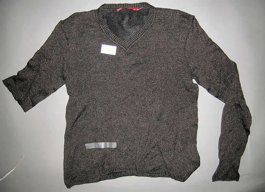 Pullover, sog. Herrenpullover, Sweater V-Neck, Größe M, siehe Foto,
- aus 1,6 mm dicken Gewirken aus (lt. Untersuchungsergebnis) 39,9 % Baumwolle
  und 60,1 % Metallgarnen der Position 5605, 
- über die Taille reichend (Rückenlänge: 62 cm),
- mit einem V-förmigen Ausschnitt mit gerippter Randeinfassung,
- ohne Öffnung und ohne Verschluss,
- ohne Merkmale auf einen bestimmten Trägerkreis (unisex),
- mit langen Ärmeln,
- am unteren Rand abgepasst gewirkt mit einem gerippten Abschluss..