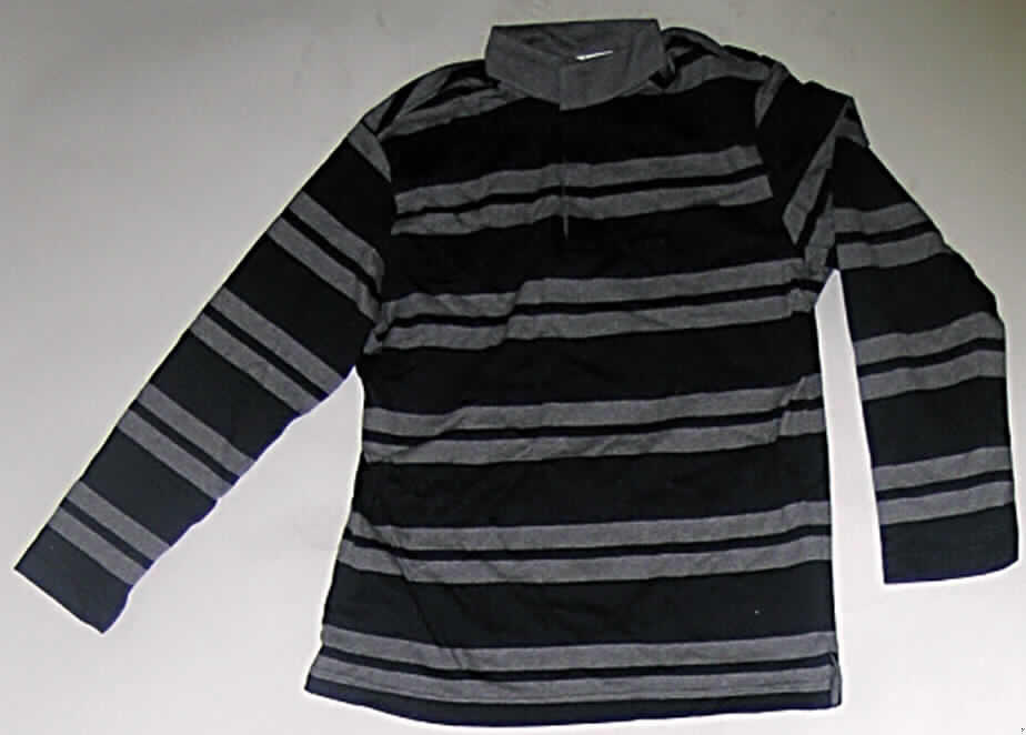Zweiteilige Zusammenstellung aus einem pulloverähnlichen Kleidungsstück und einer langen 
Hose, sog. Hausanzug, Modell "Elliot F", Größe M, siehe Fotos,
-  in gemeinsamer Aufmachung für den Einzelverkauf,
-  Oberteil aus 0,8 mm dicken, buntgewirkten (blau/grau), lange Hose aus 0,8 mm dicken,
   einfarbigen Gewirken, beide Gewirke aus laut Antrag 100 % Baumwolle,
-  keine Kombination, weil aufgrund der unterschiedlichen Farben nicht aus ein und demsel- 
   ben Flächenerzeugnis hergestellt,
-  kein Trainingsanzug, weil das Oberteil keinen verengenden Abschluss am Handgelenk
   aufweist,
-  Pulloverähnliches Kleidungsstück: 
-- mit einem halsnahen, pullovertypischen hohen Kragen, daher kein Hemd der Position 6105,
-- vorn mit einer bis etwa zur Brustmitte reichenden Öffnung mit einem bis in die Kragen-
   spitzen reichenden Knopfverschluss von links auf rechts (Männerkleidung),
-- auf der linken Brust mit aufgesticktem Motiv,
-- über den Schritt reichend (Rückenlänge: 74 cm); mit langen Ärmeln, an den Ärmelenden 
   und am unteren Rand gesäumt.