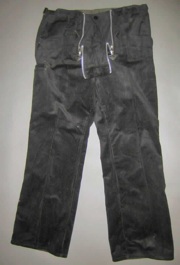 Arbeitshose für Männer, Größe 48, siehe Foto,
- aus 1,0 mm dicken, einfarbigen Geweben (Rippensamt) aus laut Antrag 89% Baumwolle 
  und 11% Polyester (synthetische Chemiefasern) mit einem Flor aus laut Antrag 100% 
  Baumwolle,
- in der Taille abschließend, mit einem Taillenbund, der lediglich umgeschlagen ist, 
- mit Gürtelschlaufen und einfachen seitlichen Riegeln zur Verengung, 
- vorn mit einer doppelten Öffnung,
-- innen mit einer Öffnung, die im Bund von links über rechts mit Knopfverschluss geschlossen 
  wird (Männerkleidung), 
-- außen mit zwei längs verlaufenden Öffnungen, im Abstand von ca. 13 cm, die mit 19 cm 
   langen Reißverschlüssen zu schließen sind (Hosenlatzpatte, sog. Klappschlitz),
- mit zwei eingesetzten Taschen vorn und einer eingesetzten Zollstocktasche, die alle durch 
  aufgesetzte Dreiecke aus Kunststoff gegen Ausreißen gesichert sind,
- mit einer eingesetzten Gesäßtasche mit Knopfverschluss, alle Taschen mit strapazier-
  fähigem Taschenfutter,
- mit langen, bis zu den Knöcheln reichenden Hosenbeinen; an den Beinabschlüssen durch 
  einfaches Umschlagen und Festnähen gesäumt, insbesondere wegen des zweckbestimm- 
  ten Schnitts, der Ausstattung, des strapazierfähigen Materials und der einfachen Innenver- 
  arbeitung erkennbar dazu bestimmt, ausschließlich oder hauptsächlich bei der Ausübung 
  einer beruflichen Tätigkeit getragen zu werden.